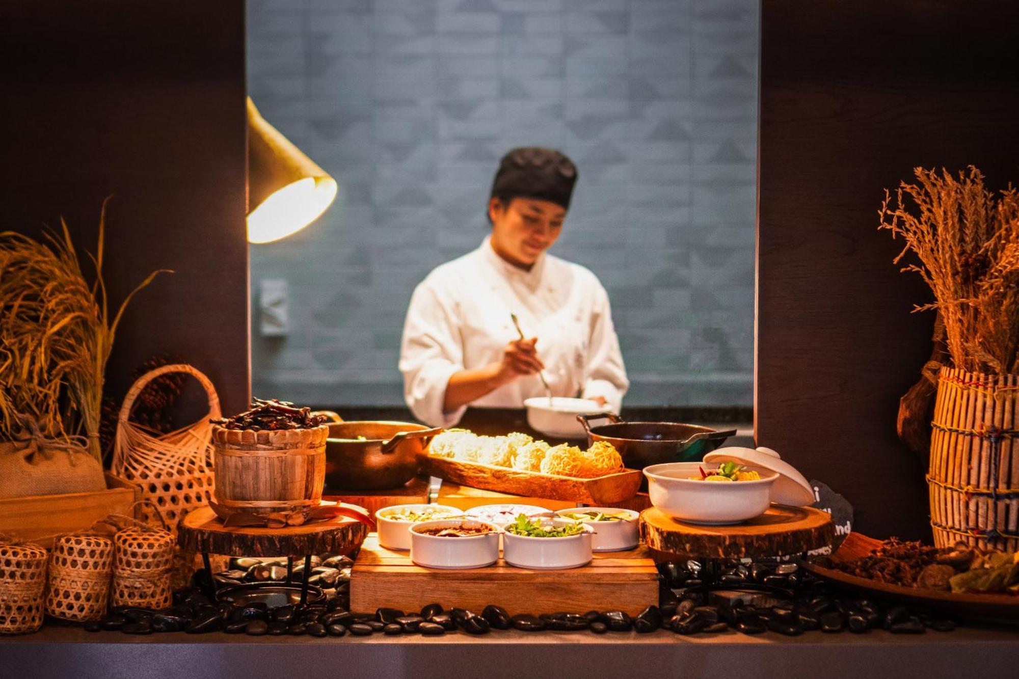 ホテル ハイアット リージェンシー コ サムイ チャウエン エクステリア 写真 A chef at work